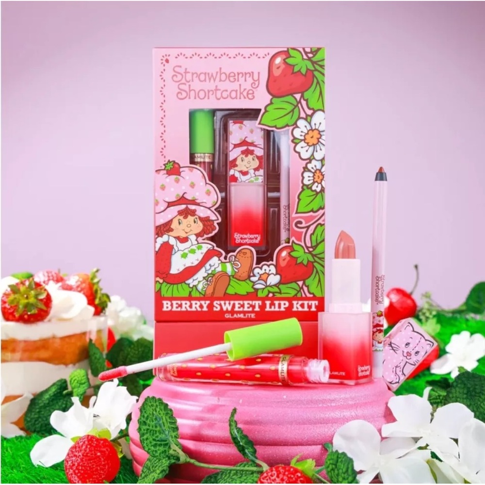 GLAMLITE STRAWBERRY SHORTCAKE BERRY SWEET LIP KIT  LIPSTICK GLOSS LINER NEW